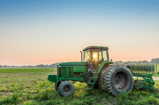 traktor na polu